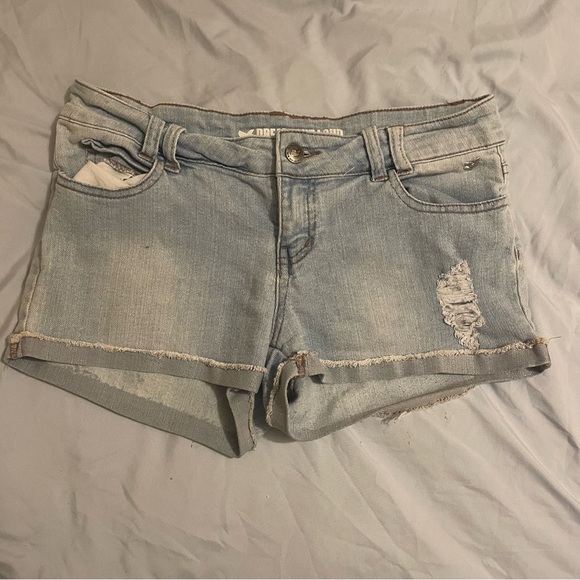 SELENA GOMEZ SHORTS - Picture 2 of 4